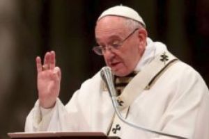 Papa s-a rugat pentru familiile afectate de coronavirus şi i-a criticat pe cei care fac speculă