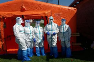 Colonie în carantină: 500 de romi din Vadu Crişului vor fi izolaţi sub paza jandarmilor, după ce au refuzat testarea anticoronaviurs (FOTO)