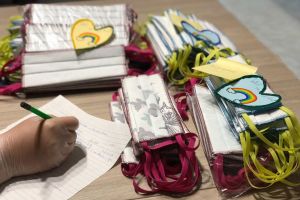 Măşti gratuite pentru sibieni – Voluntarii le confecţionează şi le donează celor care au nevoie