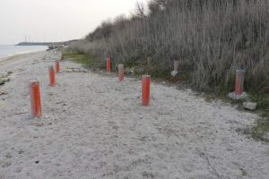Stalpi infipti in beton au aparut pe plaja Tuzla. Politia Locala verifica cine i-a “plantat! In evidenta Apelor Romane, nisipul nu este inchiriat unui operator 