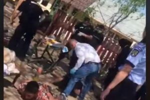 Bărbat culcat la pământ, bătut crunt de şeful Poliţiei din Bolintin Vale VIDEO
