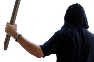 Adolescent lovit cu parul în cap pentru că asculta manele