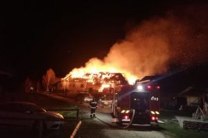 O casă a ars ca o torţă la Șimon