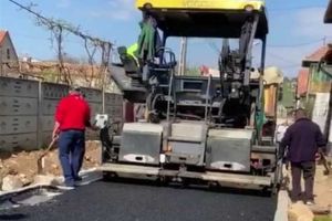 VIDEO| Viaţa merge înainte, la Teiuş: S-a turnat primul strat de asfalt pe toate cele patru străzi din zona Cetăţuie