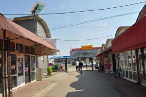 Agenţii economici care şi-au suspendat activitatea în pieţele din Bistriţa, scutiţi de plata chiriilor