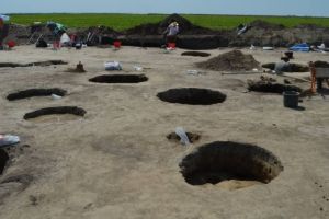 Locuinţe, vase, gropi de provizii şi morminte din epoca bronzului, descoperite într-un sit arheologic de lângă Dudeştii Vechi