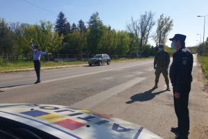 Carantină forţată pentru o persoană care a încălcat măsura izolării şi dosar penal pentru un şofer prins băut la volan
