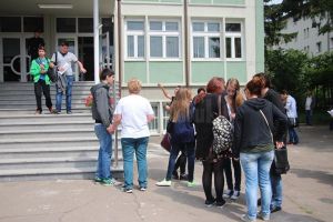 Ministerul Educaţiei ia în calcul revenirea la şcoală doar a elevilor care trebuie să ...