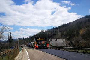 Drumarii au început asfaltări şi pe DN 17, de la Câmpulung la Pojorâta