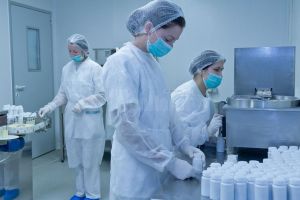 Alevia donează suplimente în valoare de 1.000 de euro Spitalului Judeţean de Urgenţă Suceava