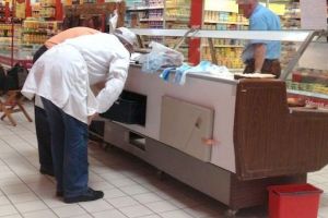 Controale DSVSA în judeţ: nereguli în supermarket-uri, pieţe şi fast-food-uri. Amenzi de 2.400 lei