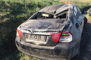 FOTO Accident violent la Botoşani! O şoferiţă a intrat cu BMW-ul într-un mal de pământ, apoi s-a răsturnat