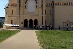 Deşi restricţiile sunt STRICTE şi se aplică tuturor, mai mulţi arădeni s-au adunat la BISERICĂ (VIDEO)