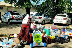 Galerie Foto: Poliţiştii au mers în vizită în Poiana Cristei, la familia căreia de Paşte i-a luat luat foc casa          