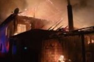 Incendiu la miezul nopţii în Săcălaz! O casă a fost acoperită de flăcări