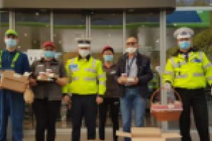 Sandviciuri şi cafea pentru poliţiştii, jandarmii şi militarii care patrulează pe străzile din Reşiţa