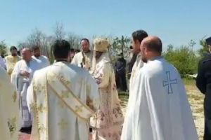 Izvorul Tamaduirii. Slujba Sfantei Liturghii, oficiata de IPS Teodosie la manastirea Dervent (galerie foto+video)  