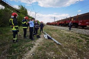 FOTO| O persoană ELECTROCUTATĂ, în gara Bărăbanţ, după ce s-a urcat pe un vagon de marfă: Intervin pompierii pentru prim ajutor şi degajare