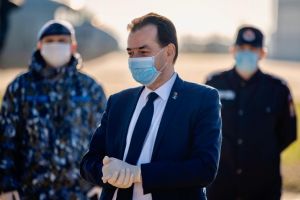 Măşti gratuite, însă nu pentru toată lumea. Ludovic Orban anunţă că statul va asigura materiale de protecţie doar celor aflaţi în pragul sărăciei