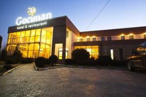 Hotel de opt etaje, ridicat pe malul lacului Siutghiol de Ileva Astral SRL, firma controlata de famila Gociman