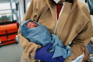 O fetiţă a venit pe lume în ambulanţă, în drum spre Maternitatea Fălticeni