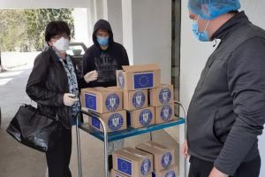 Peste 800 de pachete cu produse igienico-sanitare, distribuite în Bistriţa-Năsăud