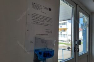 Aparatele cu alcool sanitar pentru dezinfectarea mâinilor, instalate deja în unele scări de blocuri (FOTO)