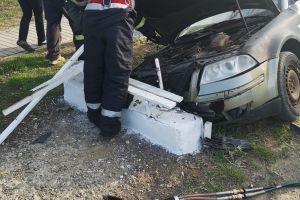 FOTO Accident la Botoşani. O maşină a intrat într-un cap de pod. Pompierii au intervenit