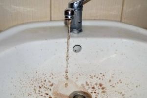 Apă tulbure la robinetele celor din Buziaş, din pricina unei avarii