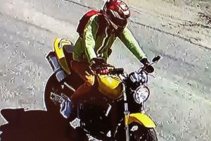 Motociclistul din Rodna care a accidentat un copil şi a fost urmărit de poliţişti, reţinut. Nu avea permis, iar numărul era fals