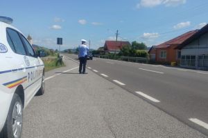 Trei bărbaţi care au condus băuţi, fără permis, şi au încercat să scape de poliţişti au fost reţinuţi