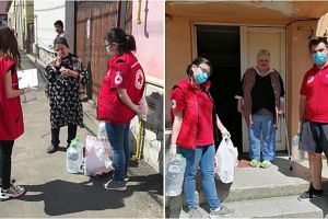 Alimente pentru persoanele vârstnice, împărţite de tinerii voluntari ai Crucii Roşii Satu Mare