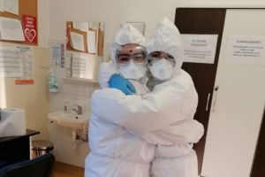 Asistenta şefă de la Secţia de Infecţioase a SJUA”: Jurnal COVID-19 – Mărturiile unei asistente medicale din linia întâi” – O carte despre trăirile ”eroilor în alb” şi viaţa în timpul pandemiei de coronavirus