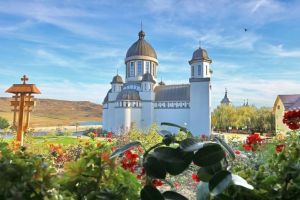Cadre medicale din Aiud, cazate la mănăstirea Dumbrava: Beneficiază gratuit de masă caldă zilnic şi au prilejul de a se recrea fizic şi spiritual