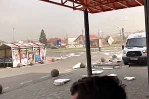 VIDEO. Vântul a făcut ravagii în judeţul Satu Mare! Rafale de 85-95 km/h