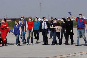 Medicii români care au tratat bolnavi de coronavirus în Italia s-au întors în ţară cu materiale medicale donate de Papa Francisc