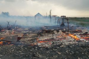 FOTO. Incendiu puternic la un grajd de animale în judeţul Satu Mare