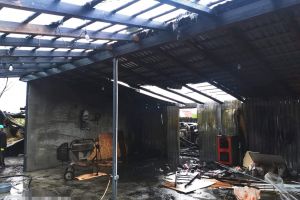 Incediu violent în judeţ! Au ars 3 maşini şi au murit 150 de păsări