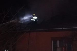 INCENDIU la acoperişul unei case din localitatea Tău. Intervin pompierii din Blaj
