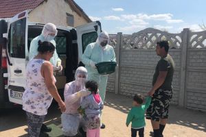 Voluntari din Timiş au distribuit în şapte comunităţi defavorizate produse de igienă pe timpul pandemiei de coronavirus