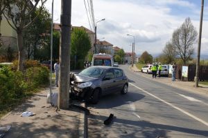 FOTO: Accident pe strada Maramureşului – O şoferiţă a intrat cu maşina într-un stâlp