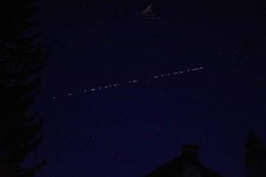 FOTO: Sateliţii Starlink s-au văzut sâmbătă seară pe cerul României