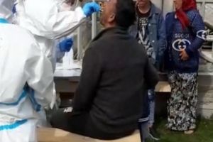 Alba-neagra testării anti-coronavirus la Vadu Crişului: doar o parte dintre romi au „donat” probe biologice. Colonia, sub paza jandarmilor (VIDEO)