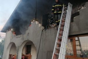 FOTO Incendiu violent la Botoşani! O familie a rămas fără locuinţă, după ce casa a ars aproape complet