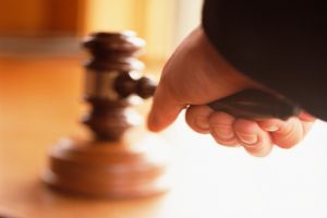 Tânărul care a tâlhărit o femeie pe o stradă din Botoşani, în arest la domiciliu. Instanţa nu a fost de acord cu arestarea preventivă