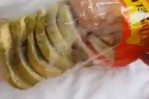VIDEO Un braşovean acuză că a primit pâine expirată, în carantină! Ce spun reprezentanţii centrului?