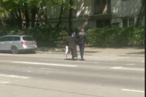 VIDEO! Gest deosebit făcut de un poliţist din Botoşani, aflat în serviciu de patrulare. Cum a ajutat o bătrânică