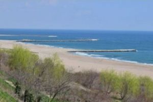 Interese imobiliare, la limita plajei. PUZ-ul prin care se propune constructia unei cladiri cu 6 etaje pe faleza din Constanta, intra la vot in sedinta de CLM (documente)