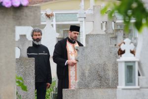 Azi ploua lin cu lacrimi pe morminte“: De Pastele Blajinilor, sfanta liturghie si parastasul pentru cei adormiti, tinute fara enoriasi