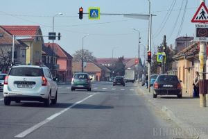Atenţie şoferi! Circulaţia prin Sânmartin se restricţionează la o bandă pe sens pentru lucrări de asfaltare la DN 76